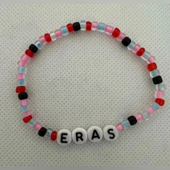 SET: Girls beaded bracelets. Taylor Swift on each bracelet. 11 bracelets. - Picture 3 of 13